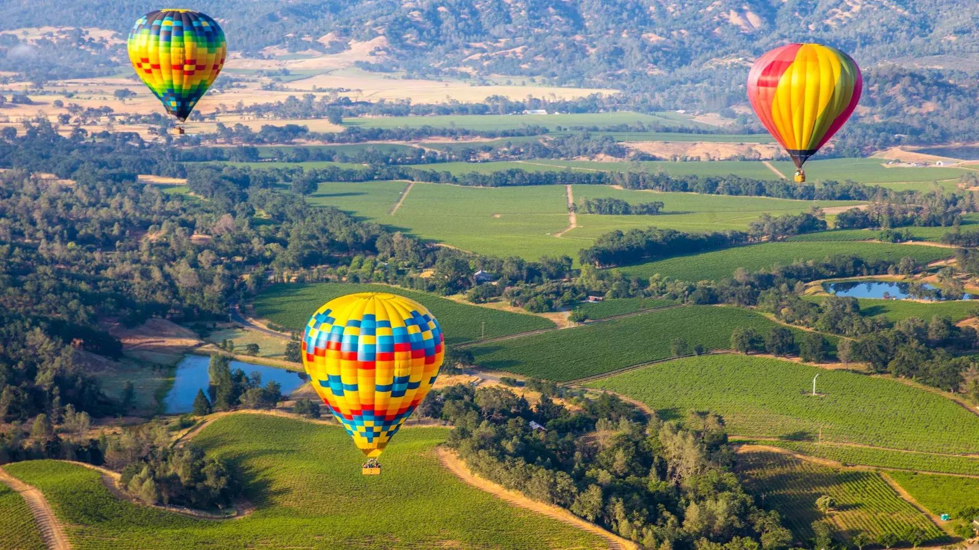 气球在加利福尼亚的普莱森特山起飞