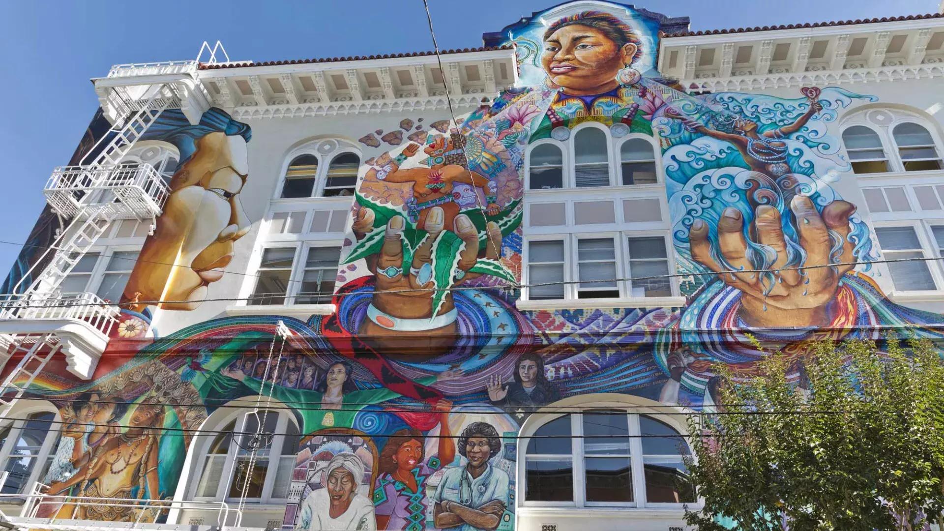 一幅彩色的大壁画覆盖了贝博体彩app教会区的妇女大楼一侧.