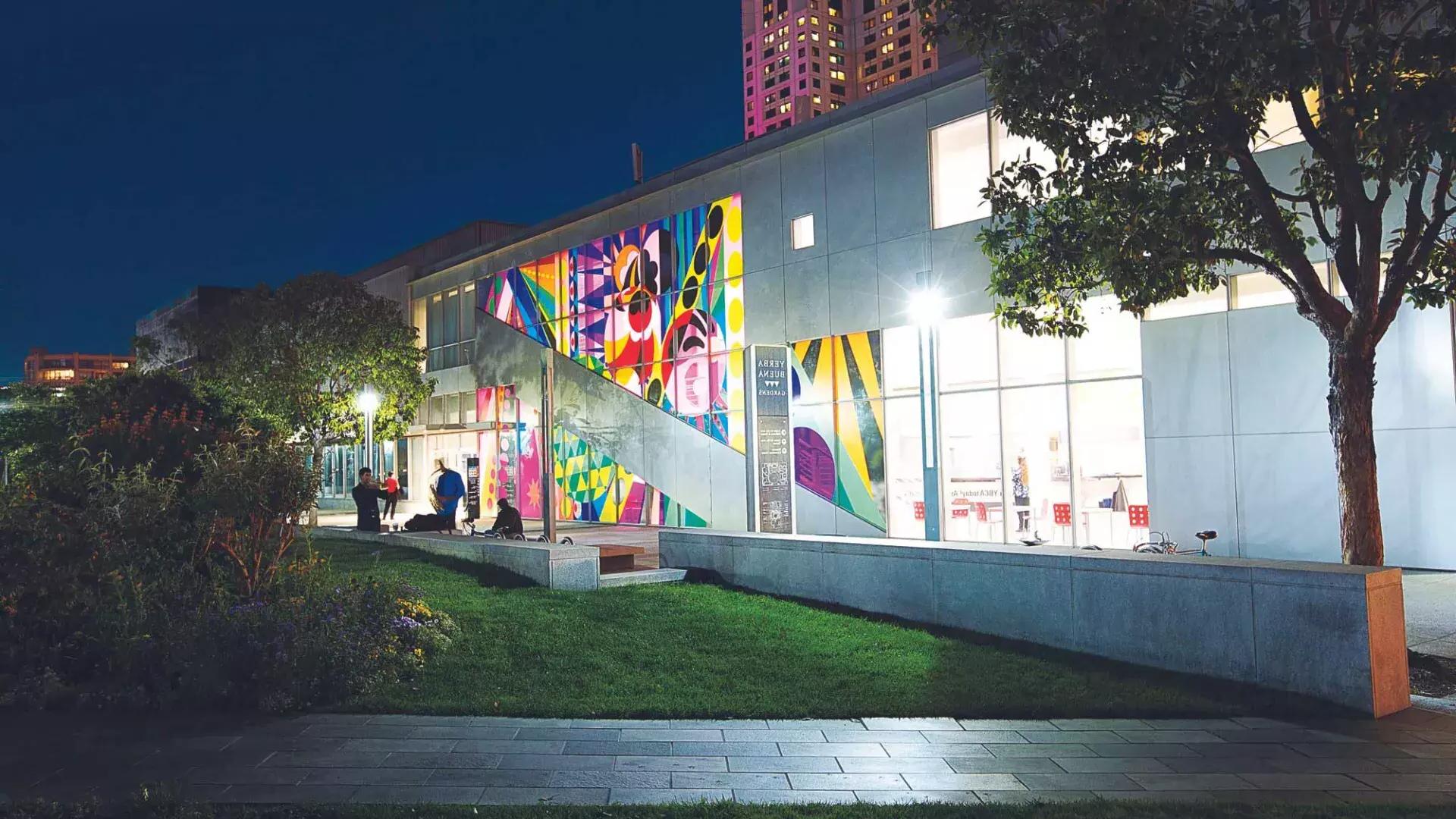Exterior of Yerba Buena Center for the 艺术 at night.