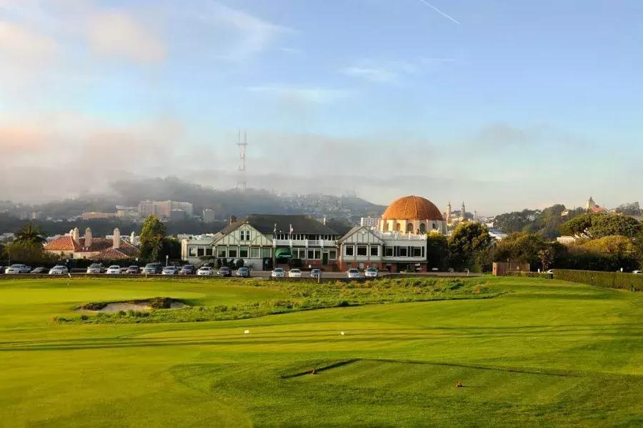 在阳光明媚的日子里，贝博体彩app的Presidio高尔夫球场的果岭闪闪发光。.