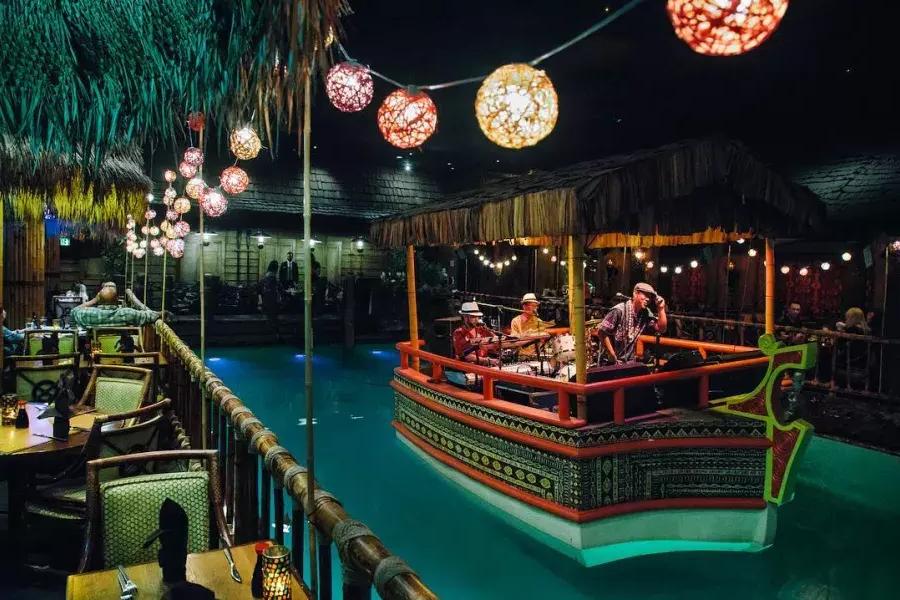 家庭乐队在贝博体彩app费尔蒙特酒店世界著名的汤加房间的泻湖上演奏。.