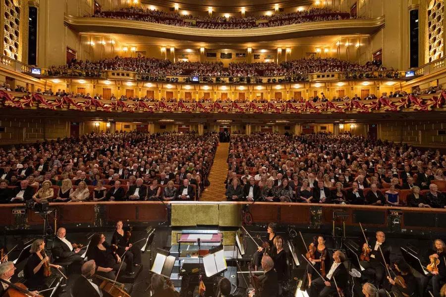 交响乐团正在准备一个歌剧表演在战争纪念歌剧院. 加州贝博体彩app.