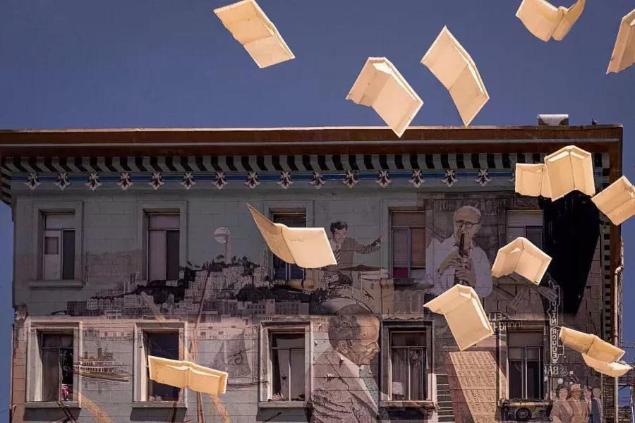 贝博体彩app城市灯光书店外的照片, 这是一幅由书和漂浮的纸组成的壁画.