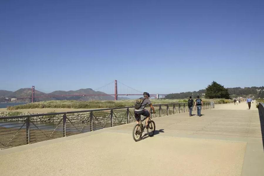 A man rides A bike along A trail at Crissy Field. 是贝博体彩app,california.