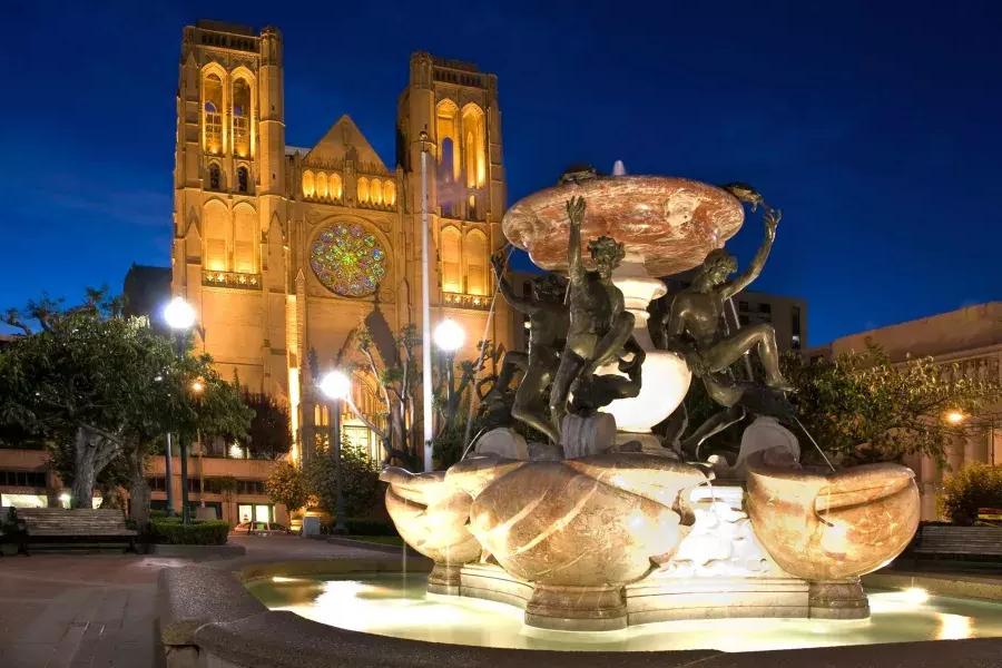 贝博体彩app格雷斯大教堂(Grace Cathedral of San Francisco)的照片是在晚上，它的前景是一个装饰华丽的喷泉.