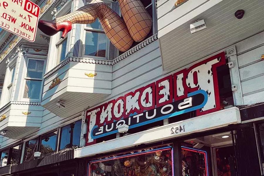 皮埃蒙特精品店(Piedmont Boutique)海特街(Haight Street)的橱窗外，挂着一双穿着渔网袜的假人腿. San Francisco, California.