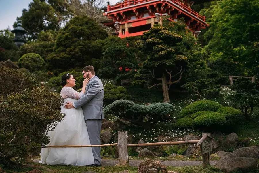 一对在日本茶园前结婚的夫妇