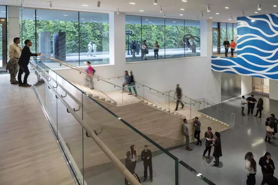 人们在贝博体彩app现代艺术博物馆(SFMOMA)宽敞的中庭里上下楼梯。.