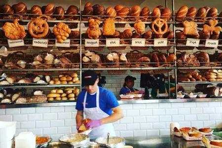 Les boulangers préparent du pain au levain à la boulangerie 轮缘 à San Francisco.
