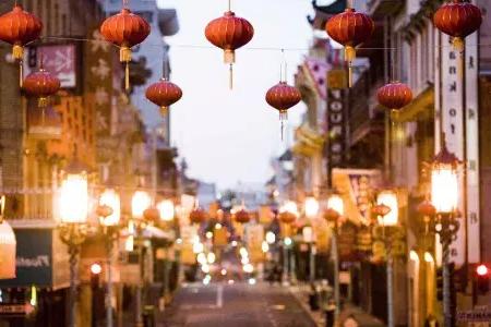 Close-up view of a string of red lanterns hanging above a street in Chinatown. 贝博体彩app，加利福尼亚.