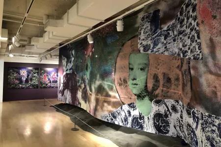 一幅大型壁画在非洲散居侨民博物馆的展厅展出. 加州贝博体彩app.