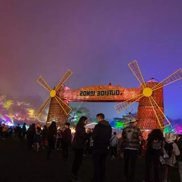 在贝博体彩app的Outside Lands音乐节上，一群参加音乐节的人被拍到在霓灯下度过夜晚。.