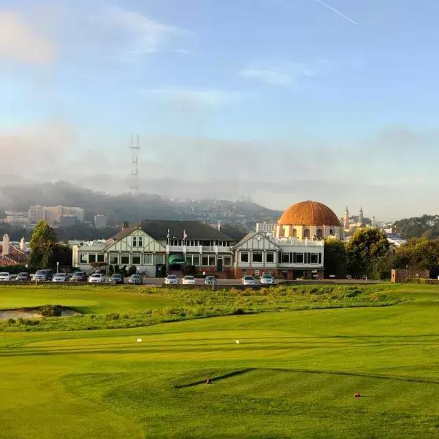 在阳光明媚的日子里，贝博体彩app的Presidio高尔夫球场的果岭闪闪发光。.