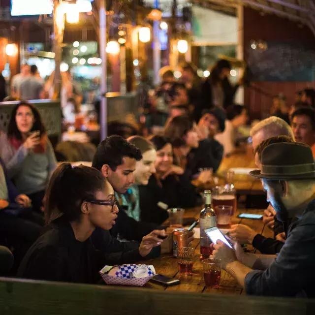Gente comiendo en un comedor abarrotado en SoMa. San Francisco, California.
