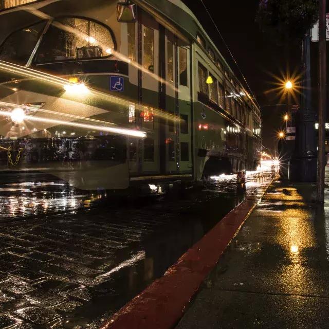 夜间在雨中有轨电车