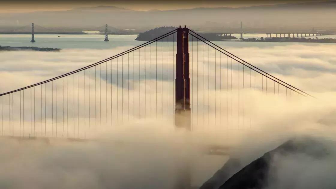 大雾笼罩下的金门大桥.